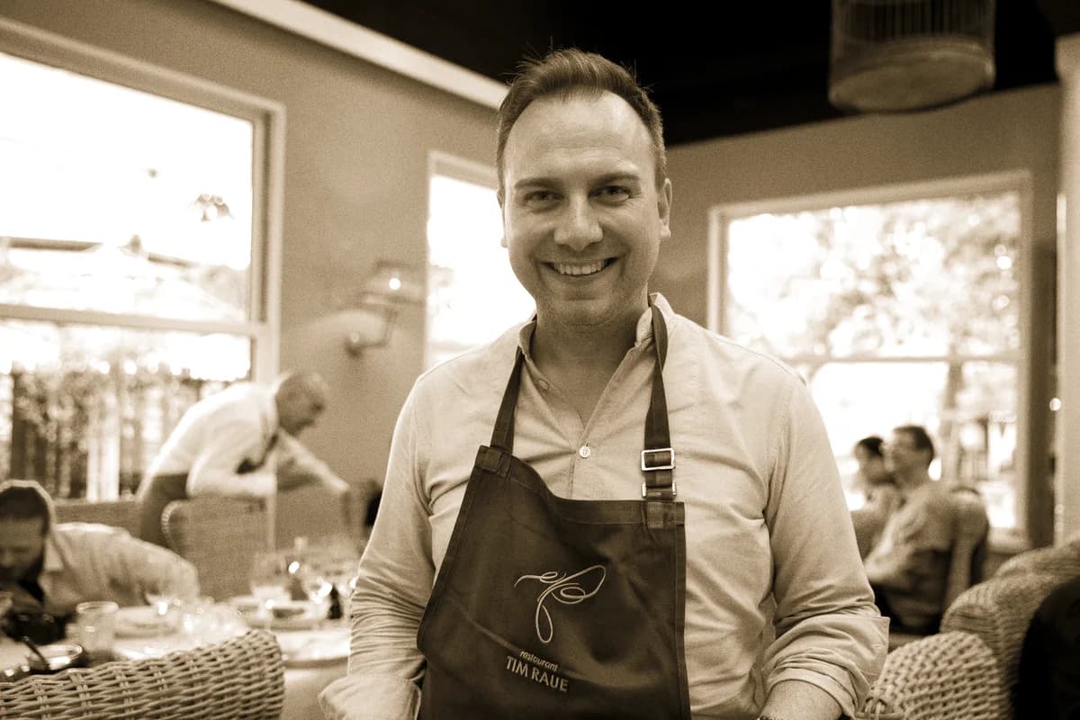 Tim Raue Koch: Tim Raue — Pressefoto Berliner 2-Sterne-Koch (Restaurant Tim Raue, Netflix Chef's Table)