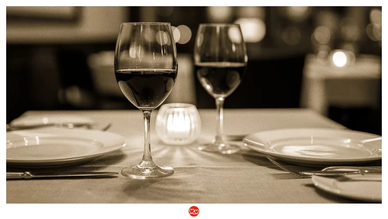 Gedeckter Tisch für zwei – Symbolbild zu Tim Raue