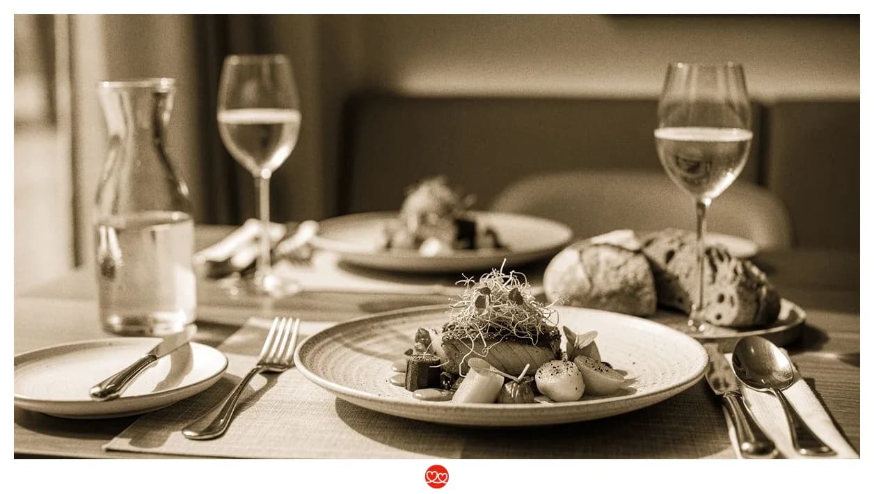 Gedeckte Gourmet-Tafel – Symbolbild zu Tim Mälzer