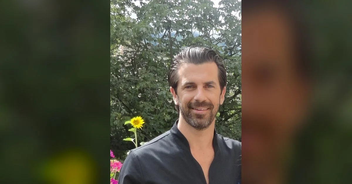 Andreas Caminada in dunkler Kochjacke, Porträtaufnahme im Freien