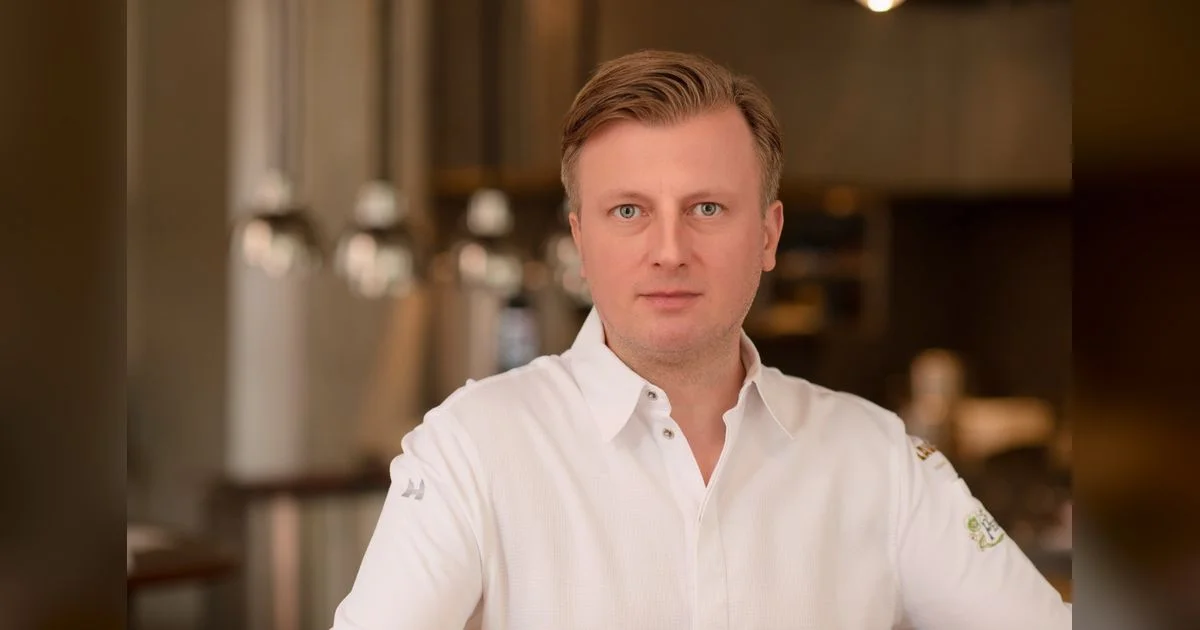 Sternekoch in weißem Kochkittel im Restaurant