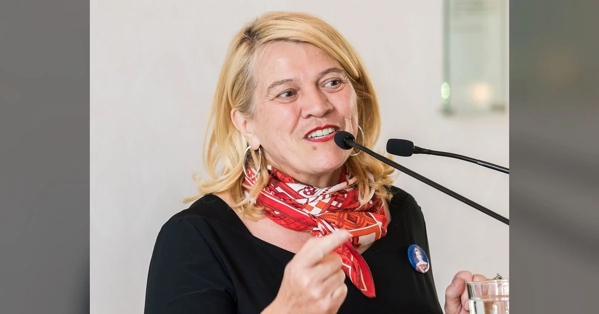 Léa Linster spricht bei einem Empfang am Mikrofon