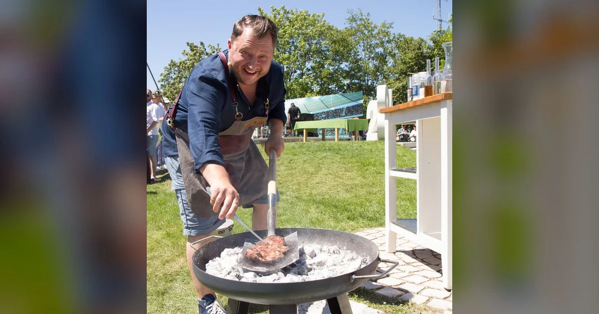 Sebastian Lege beim Grillen an einem Außen-Kochstand