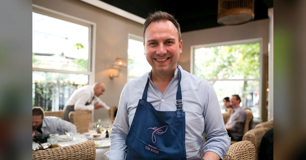 Sternekoch Tim Raue mit Restaurant-Schürze in seinem Lokal
