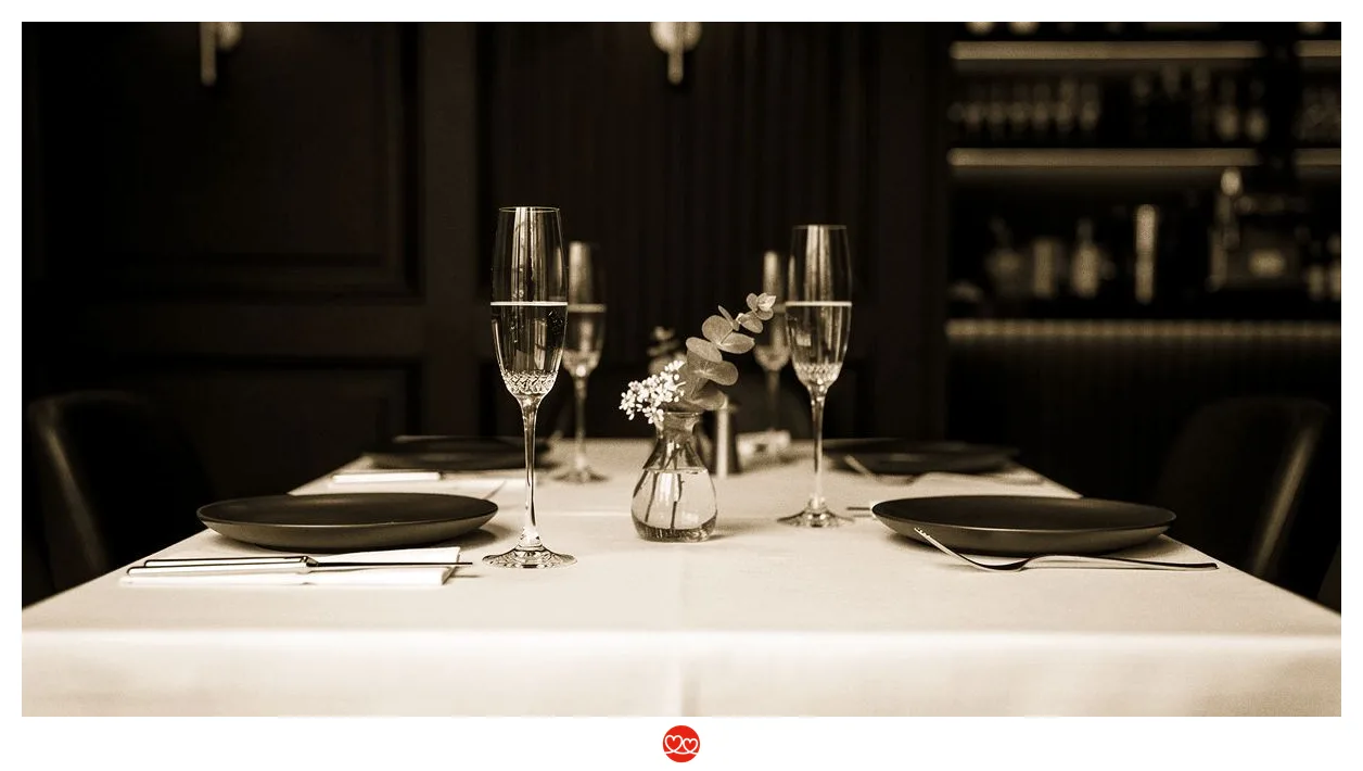 Gedeckte Gourmet-Tafel – Symbolbild zu Tim Raue